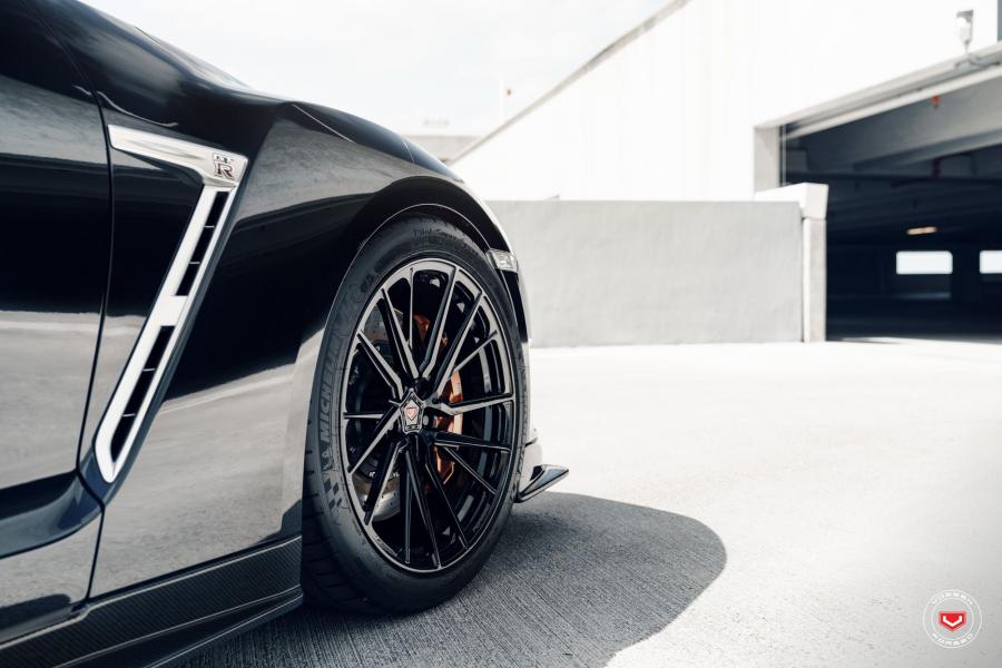 Детали экстерьера Nissan GT-R on Vossen Wheels (M-X4T) 2019 года  (фото 11 из 15)